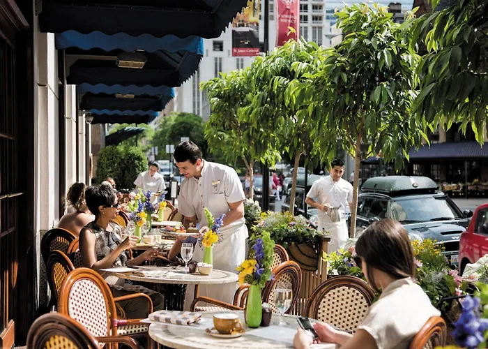 Best Chicago Hotels Offering Complimentary Breakfast